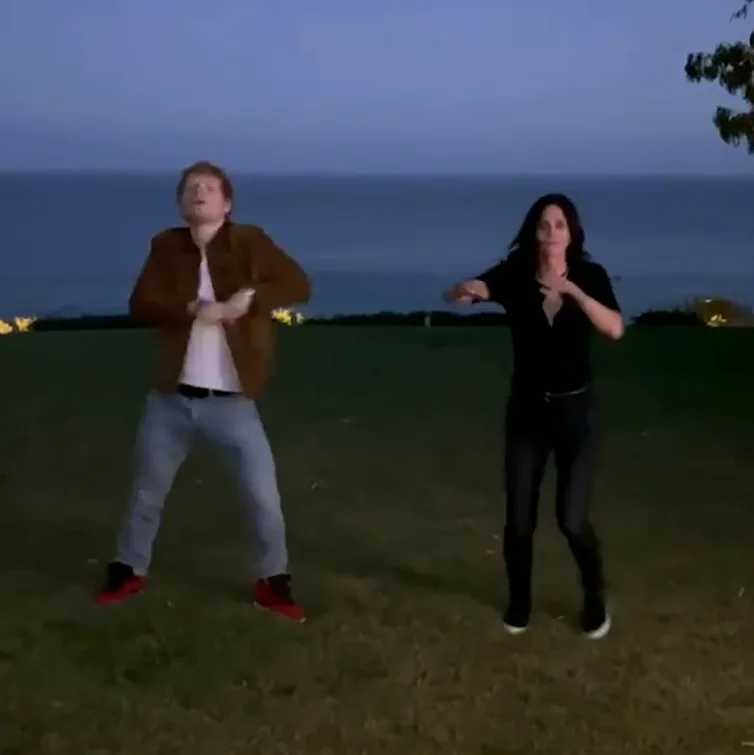 Courteney Cox e Ed Sheeran recriam dança de Monica e Ross em 'Friends'