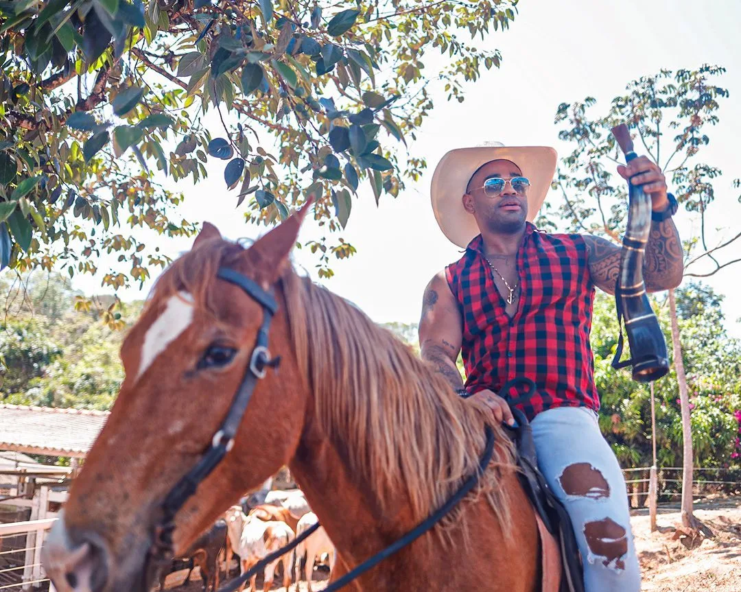 Em A Fazenda 15, Cezar Black diz que Kally deveria ir para Roça