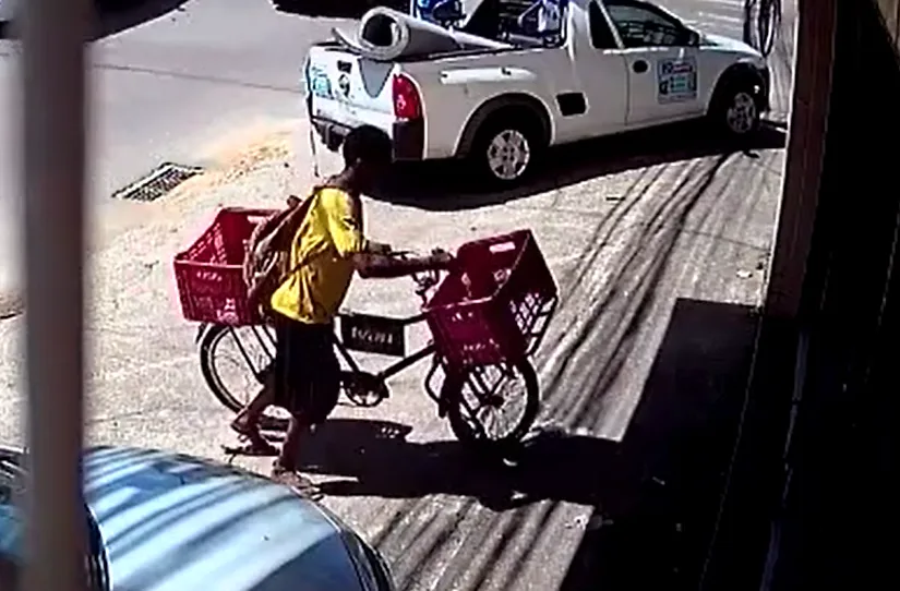 VÍDEO | Vendedor de doce furta bicicleta de feirante em Vila Velha