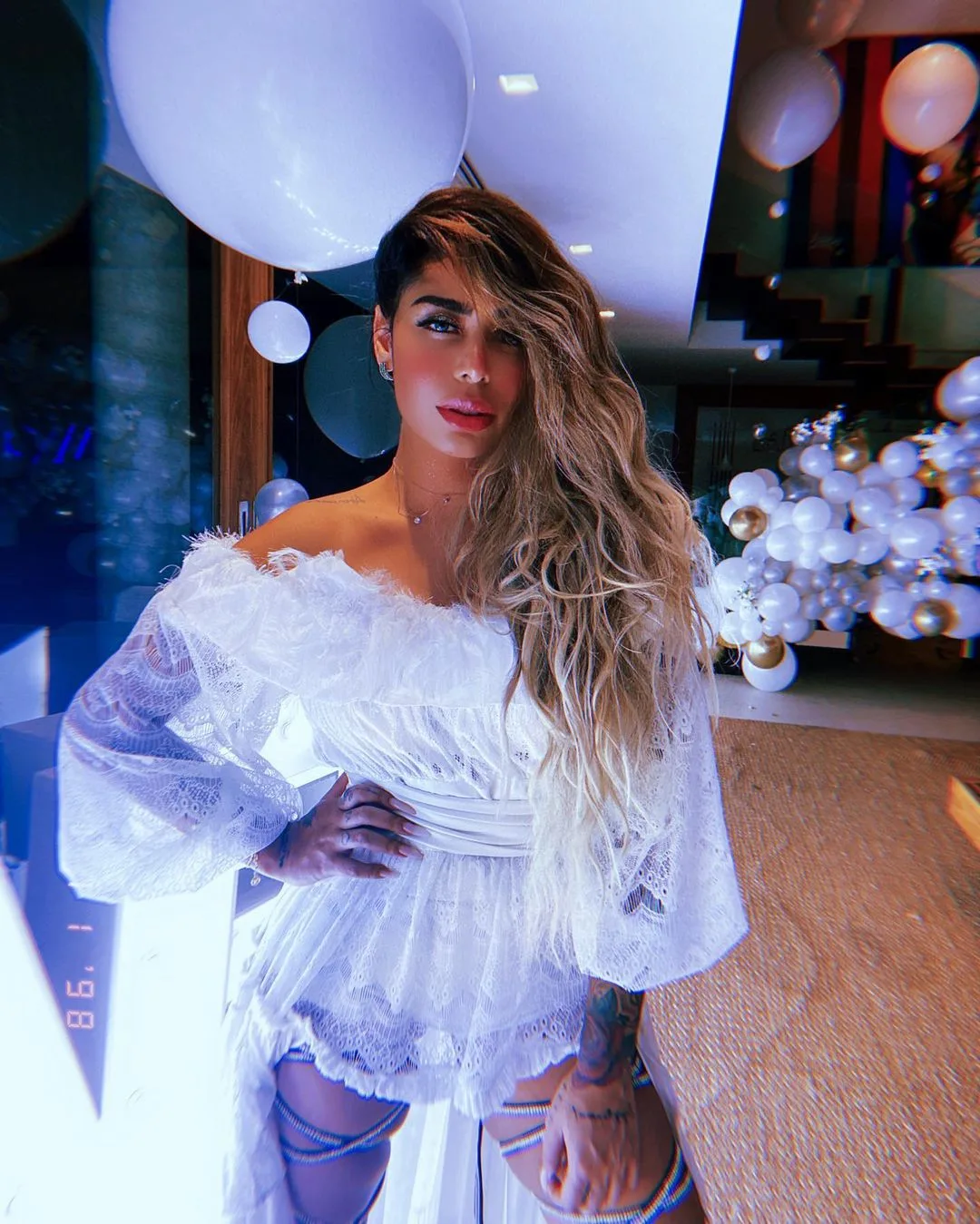 Com look transparente, Rafaella Santos esbanja sensualidade no Réveillon