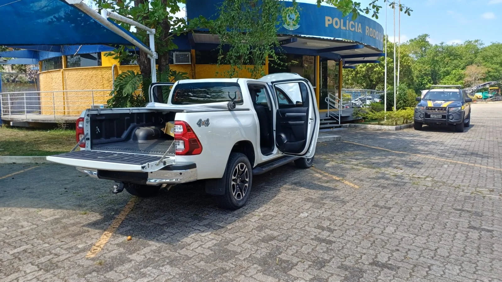 Estudante de Medicina é presa a caminho do Paraguai com carro furtado no ES