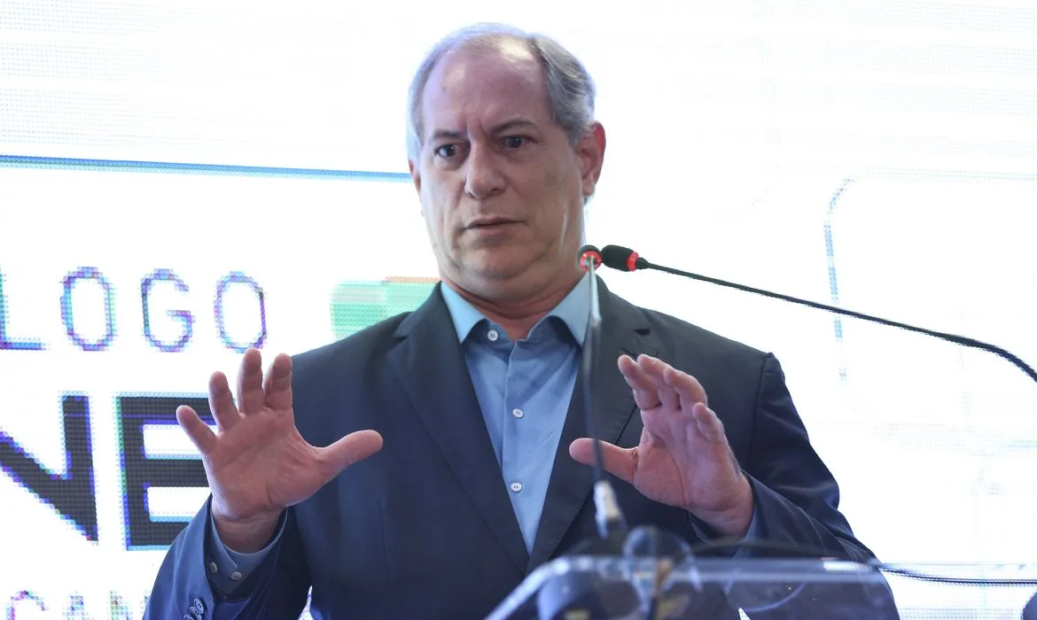 O candidato à Presidência da República, Ciro Gomes, do PDT, discursa durante o evento, Diálogos Eleitor, realizado pela União Nacional de Entidades do Comércio e Serviços (Unecs).