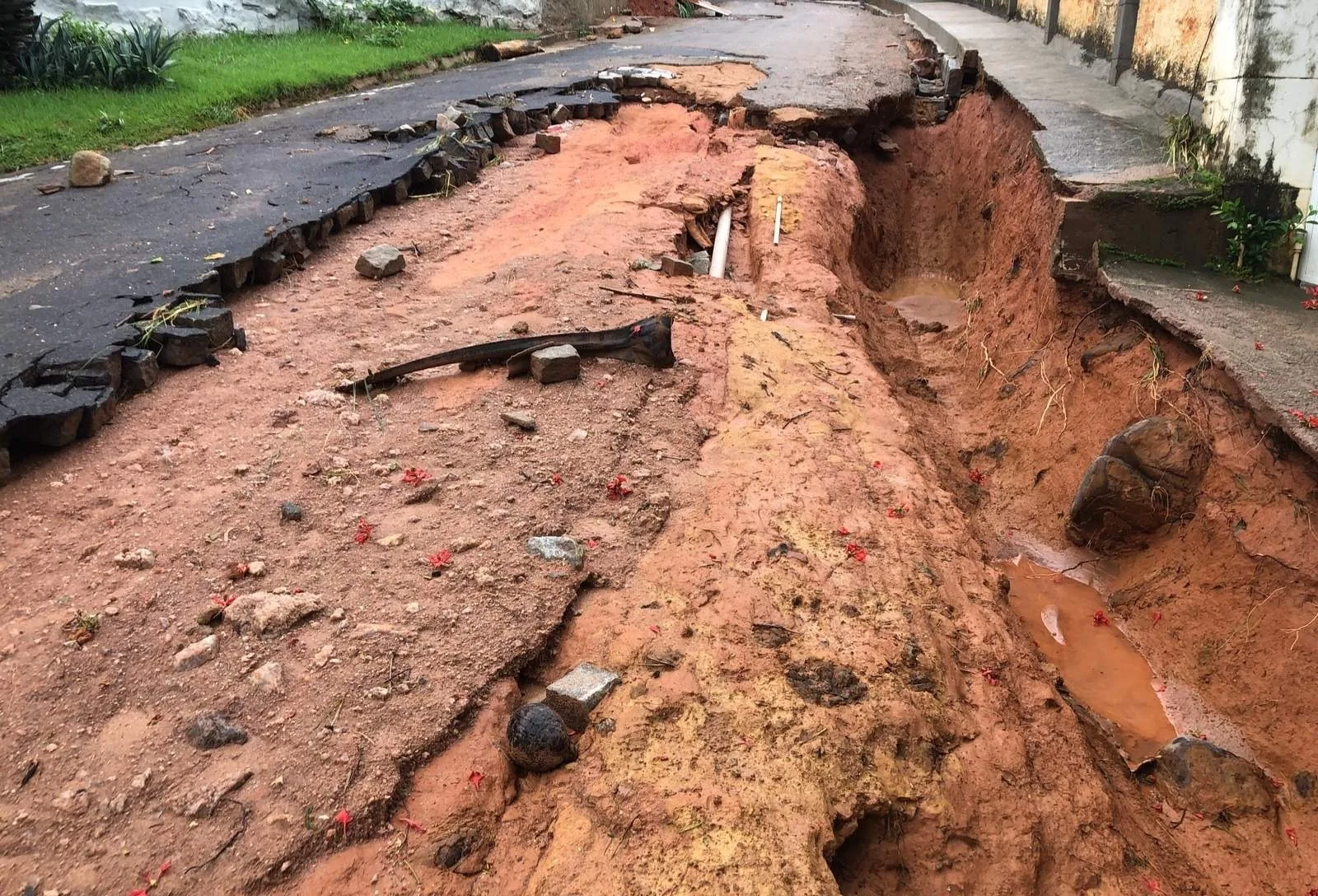 Rodovias seguem com interdições após fortes chuvas no ES; veja locais