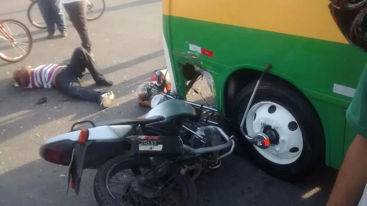 Motociclista fica ferido em acidente com ônibus de autoescola na Serra