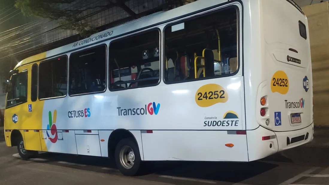 Mulher morre após ser atropelada por ônibus do Transcol em Vitória