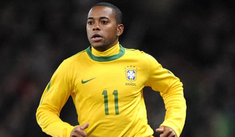 Robinho é liberado para partidas de futebol, aulas de inglês, teatro e música na cadeia