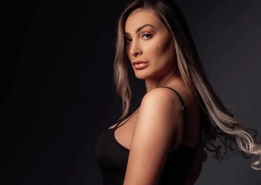 Andressa Urach conta que avião em que estava foi atingido por raio