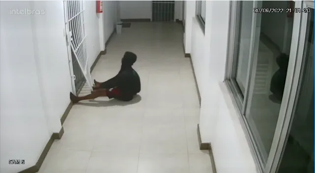 VÍDEO | Homem rasteja e invade escritório no Centro de Vila Velha