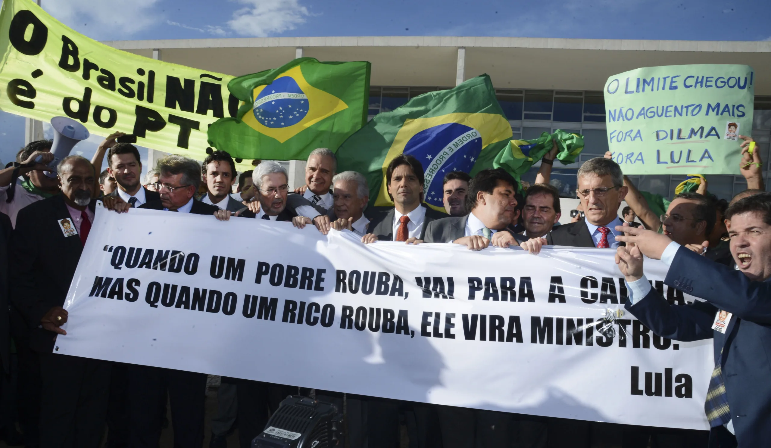 Brasília – Protesto contra a nomeação do ex-presidente Lula como ministro da Casa Civil, em frente ao Palácio do Planalto (Valter Campanato/Agência Brasil)