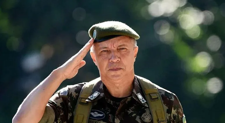 Lula demite comandante do Exército; substituto será o general Ribeiro Paiva