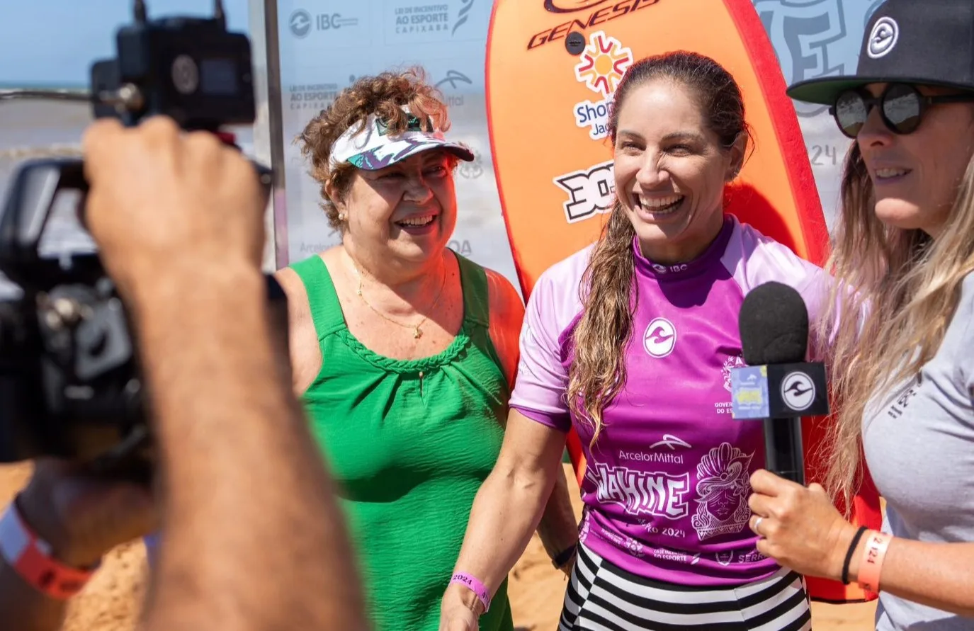 Luna Hardman e Maylla Venturin fazem as honras da casa no Mundial de Bodyboarding