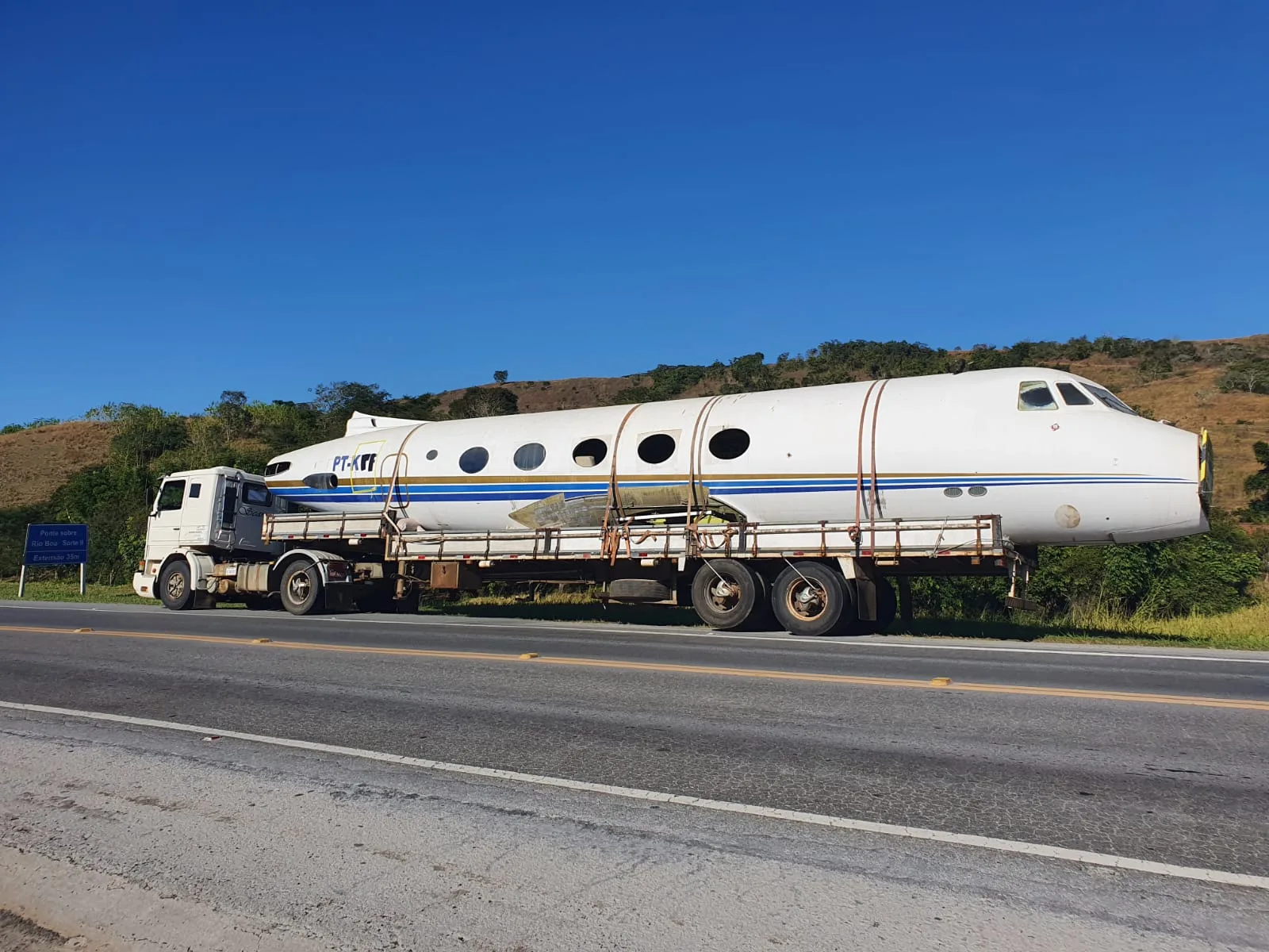 FOTOS | Avião que será transformado em hospedagem no Caparaó chega ao ES