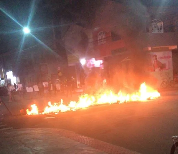 VÍDEOS | Moradores fazem protesto e interditam avenida de bairro da Serra por morte de casal