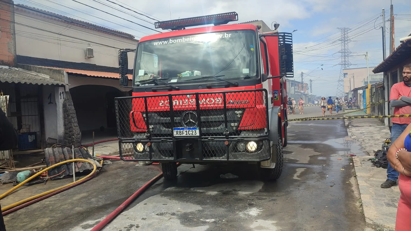 Vizinhos de terreno onde cães morreram em incêndio vão ter de sair de casa na Serra