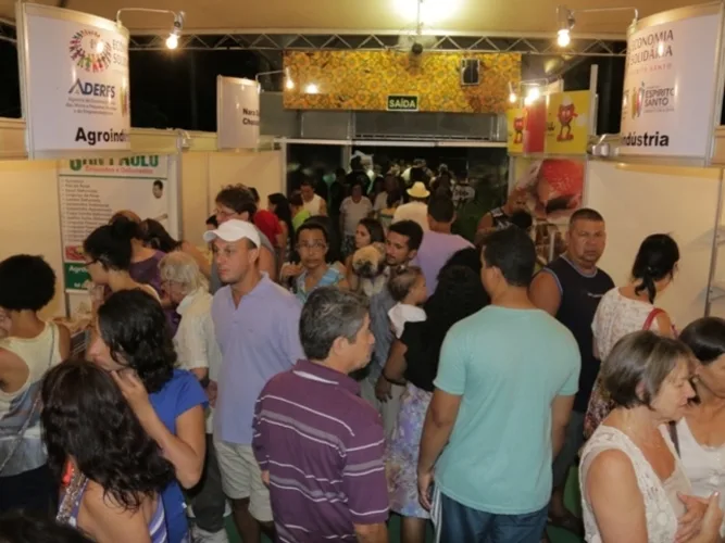 Escola de Samba faz a abertura da Feinartg em Guarapari