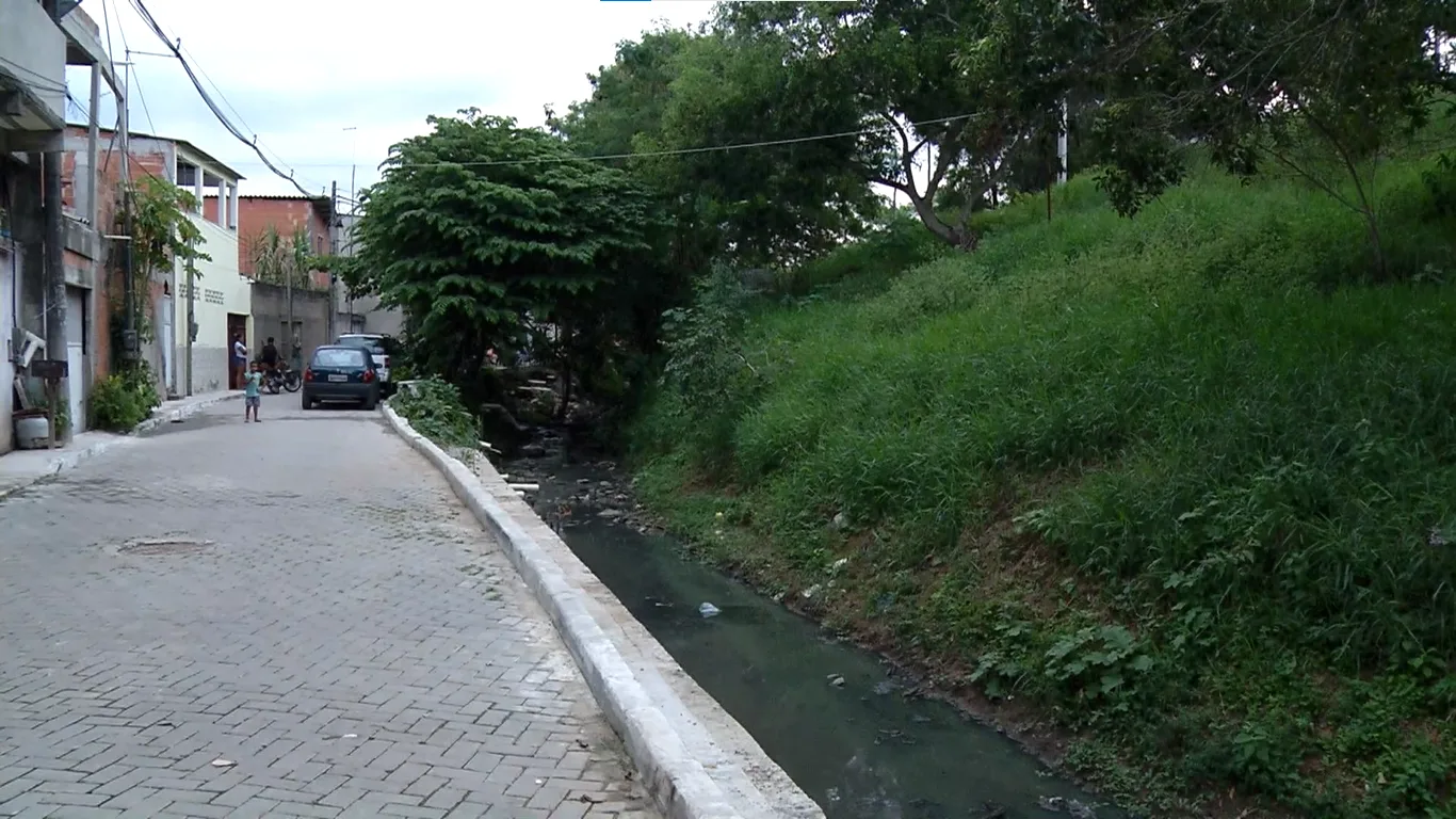 Problemas desde 2017: mesmo com novas obras, moradores de Feu Rosa reclamam de valão