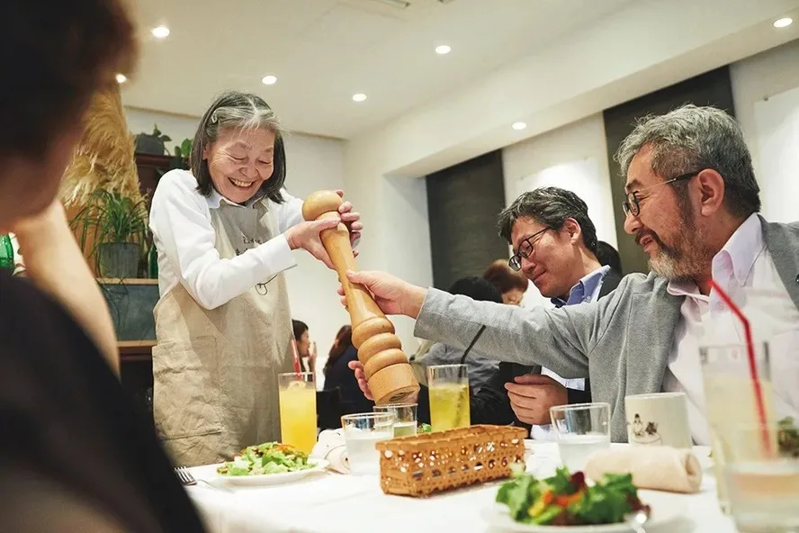 Restaurante japonês só contrata garçons com Alzheimer: “Sempre uma surpresa”