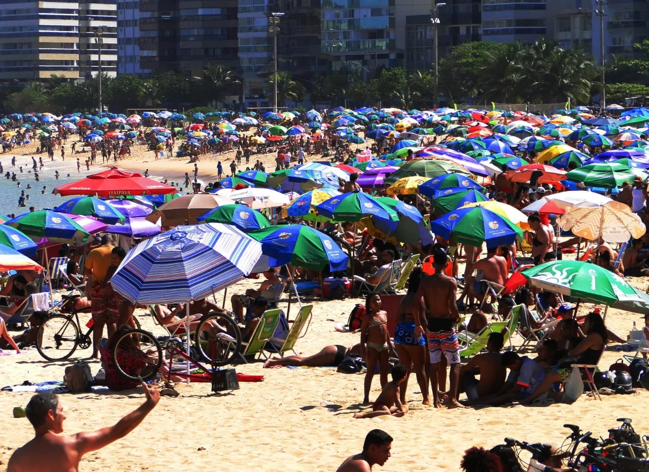 Casagrande sugere que prefeitos proíbam até uso de guarda-sol para não incentivar ida às praias