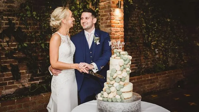 GALERIA | Fotógrafa registra momento exato em que bolo de casamento desaba