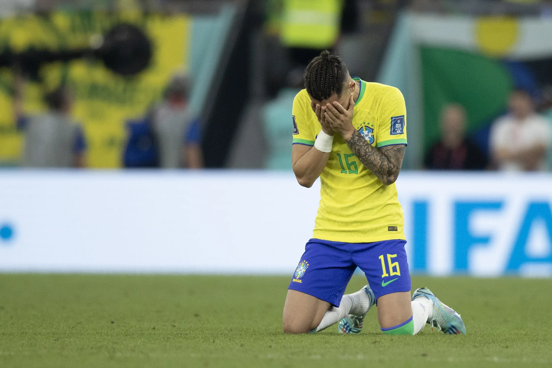 Alex Telles pode voltar a campo 76 dias após grave lesão na Copa do Mundo