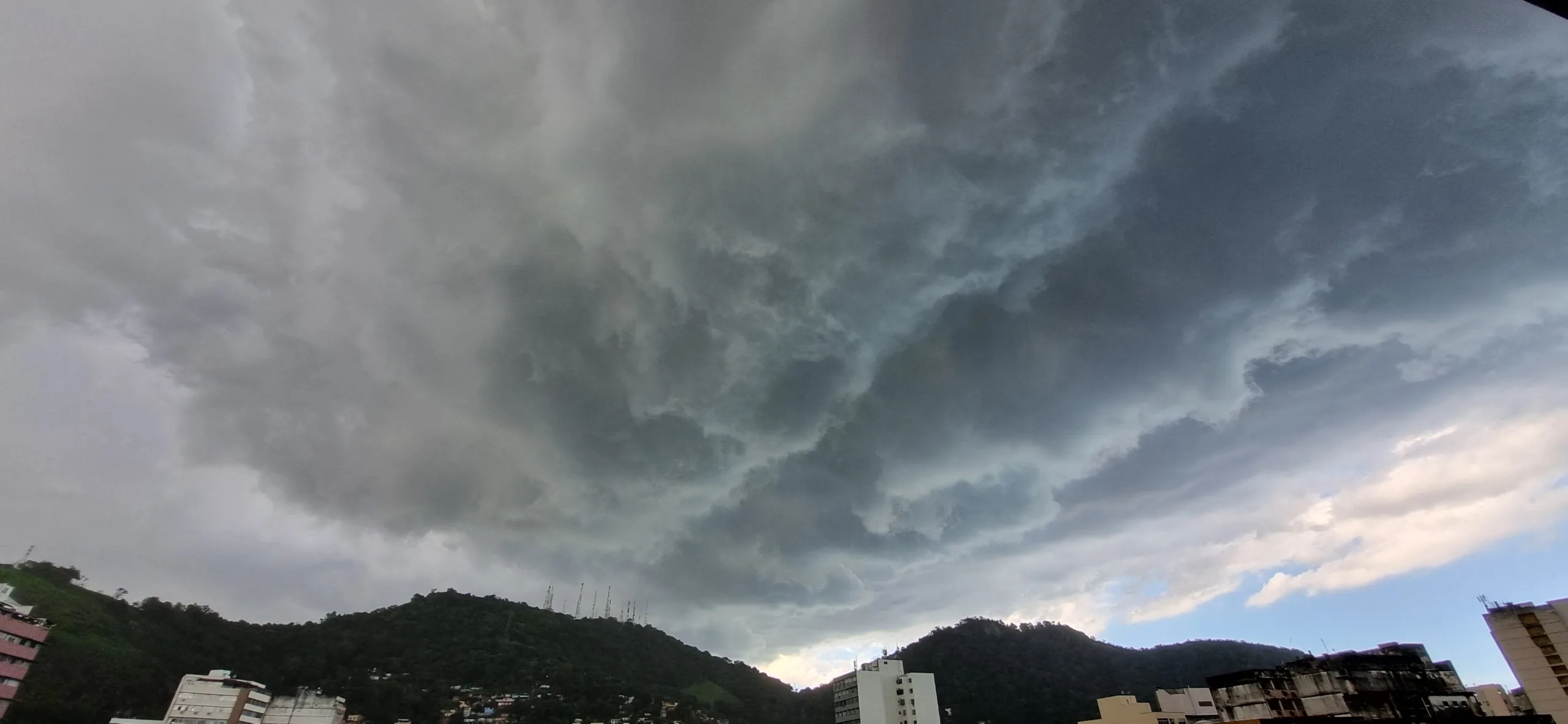 ES recebe alerta de tempestade e pode apresentar fortes chuvas após formação de ciclone-bomba