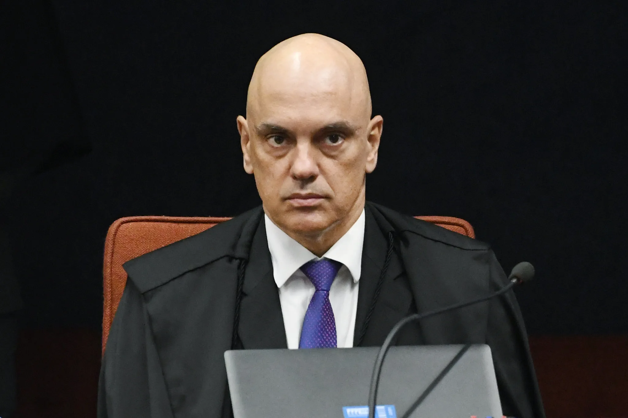 Moraes manda PF aprofundar investigação sobre fraude em cartão de vacina de Bolsonaro