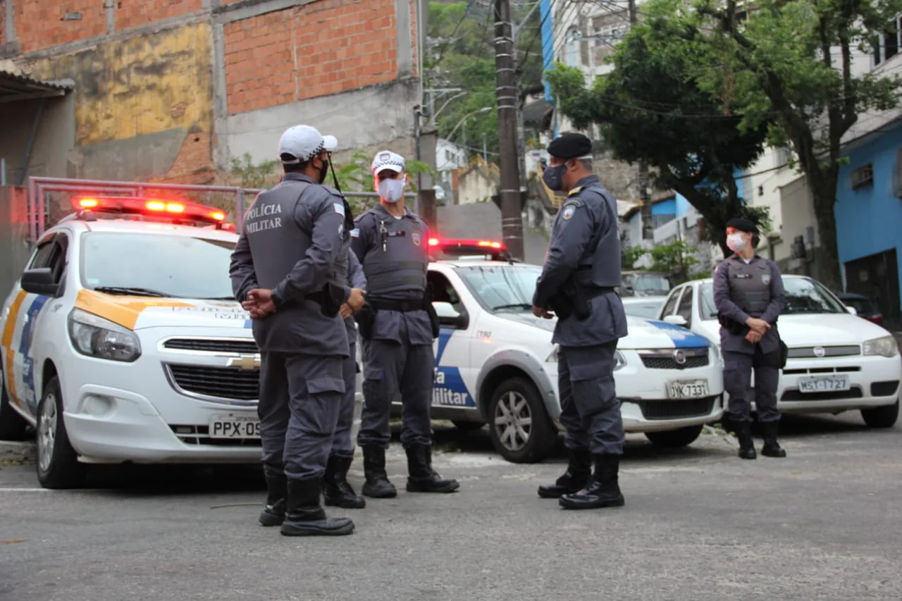 Polícia realiza operação em bairros da GV após ataque no Centro de Vitória