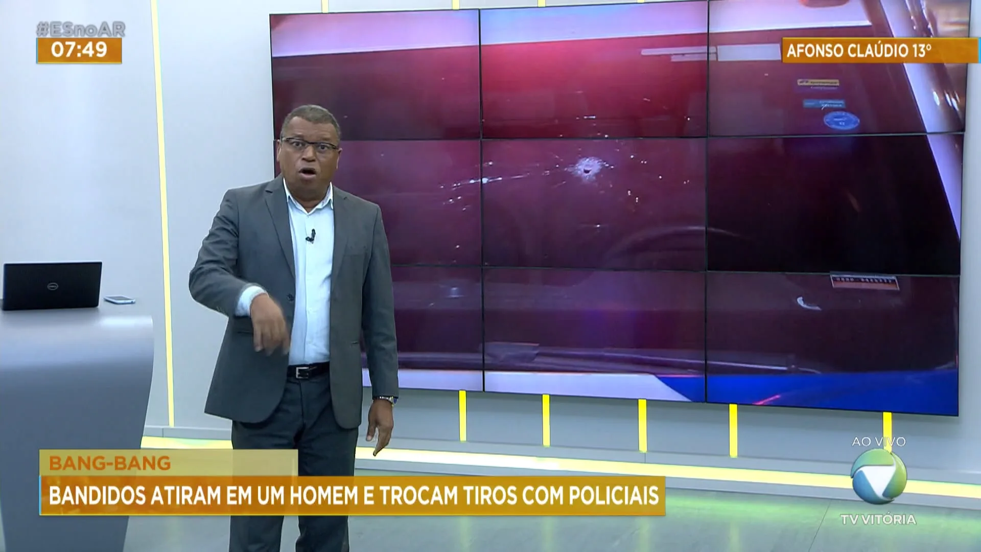 Bandidos atiram em jovem e trocam tiros com policiais