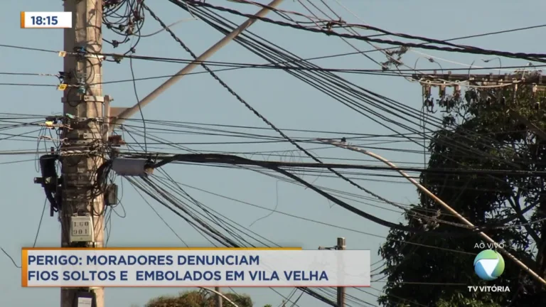 Fios de energia, telefonia e internet estão embolados ou soltos causando perigo