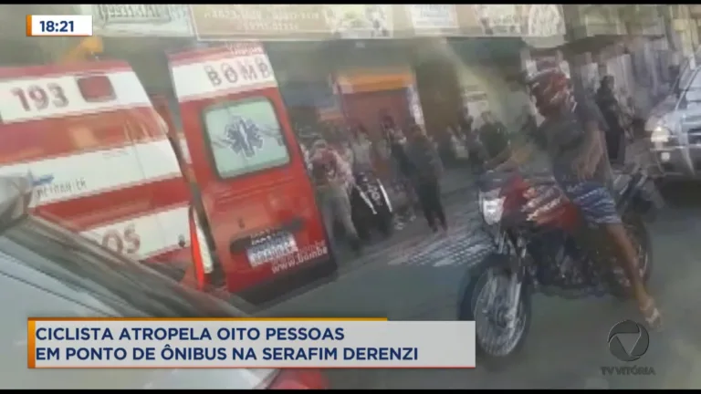Ciclista atropela oito pessoas em ponto de ônibus