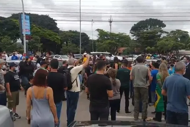 Grupo de manifestantes protesta na porta da casa de Ibaneis contra lockdown no DF