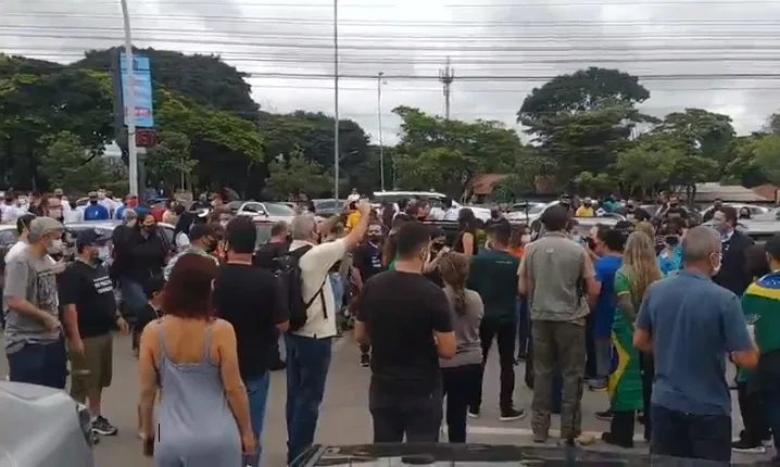 Grupo de manifestantes protesta na porta da casa de Ibaneis contra lockdown no DF