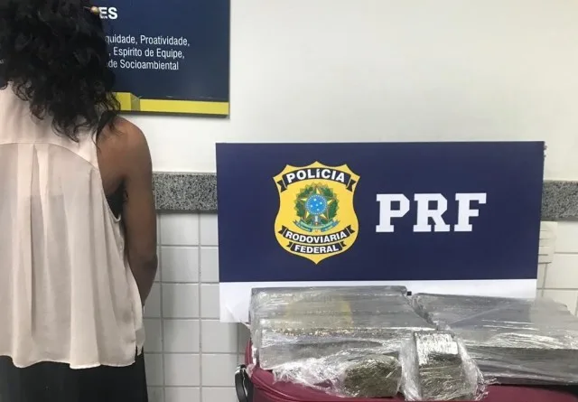 Passageira é presa com 15 quilos de maconha dentro de mala em Viana