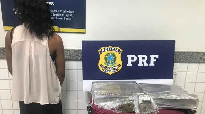 Passageira é presa com 15 quilos de maconha dentro de mala em Viana