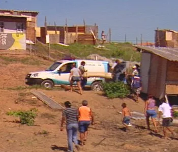 Moradores protestam contra ordem de desocupação de terreno em Vila Velha