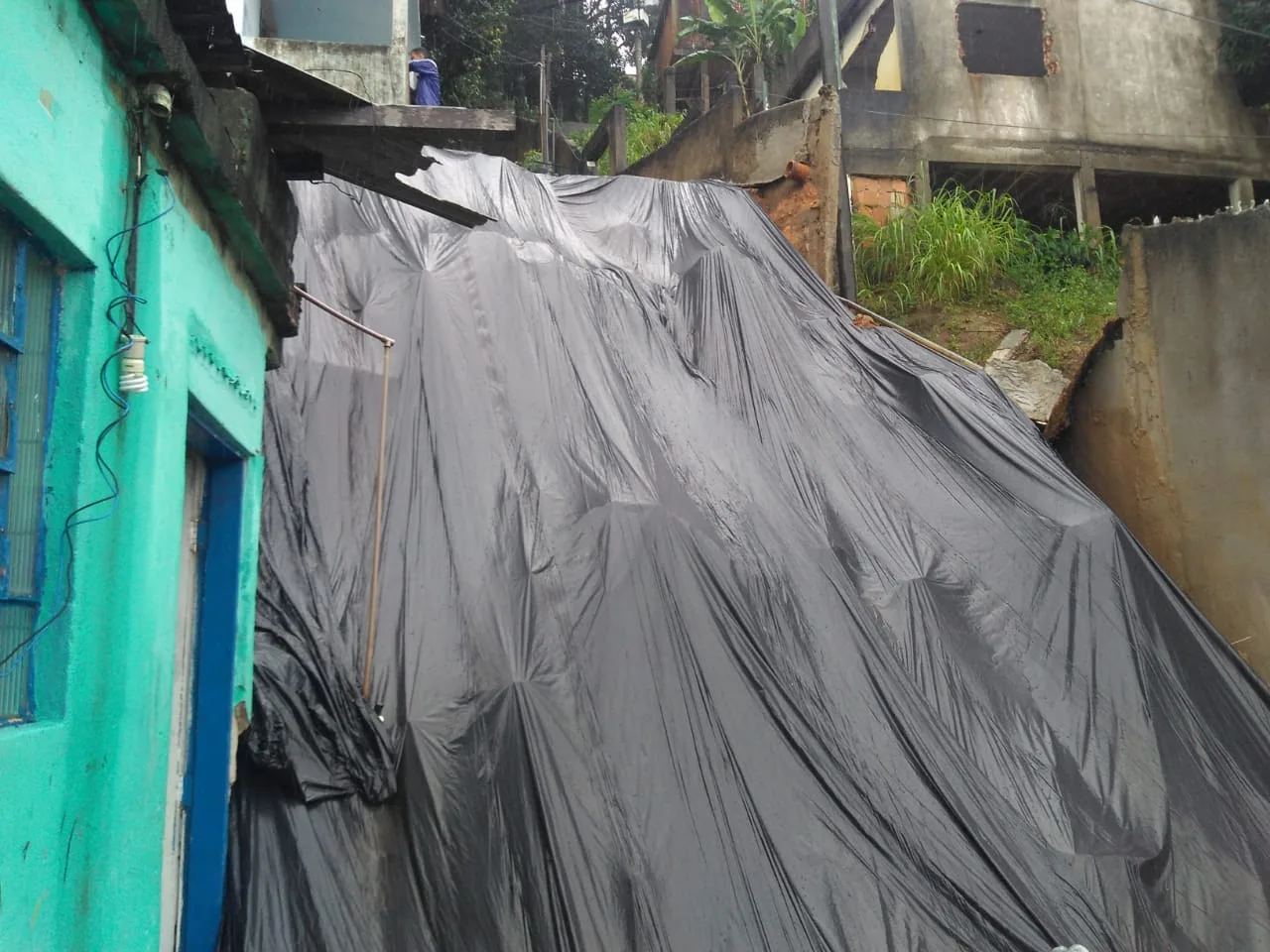 Chuva causa deslizamento em bairro de Vitória