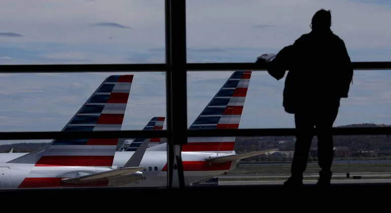 Voos atrasam em Guarulhos, passageiros enfrentam filas e reclamam de companhia aérea