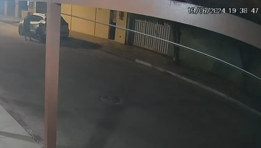 VÍDEO | Família é assaltada ao sair de casa para ir para a igreja em Vila Velha