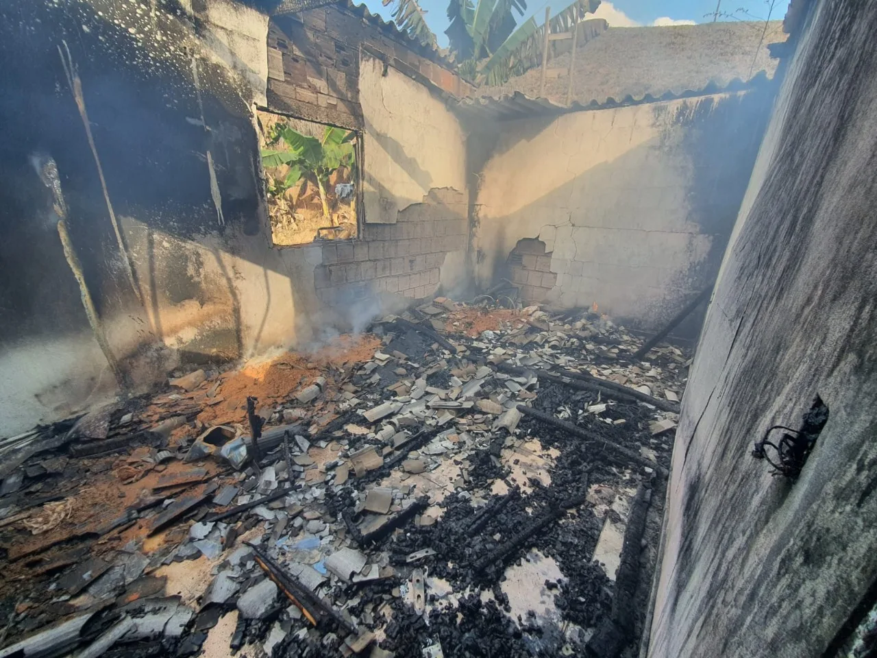 Criança coloca fogo em colchão e chamas destroem a casa inteira