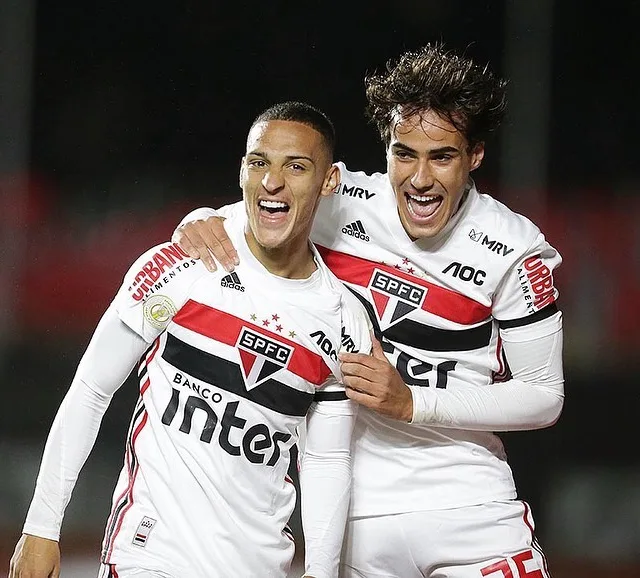 São Paulo vence o Vasco e mantém vantagem no sexto lugar do Brasileirão