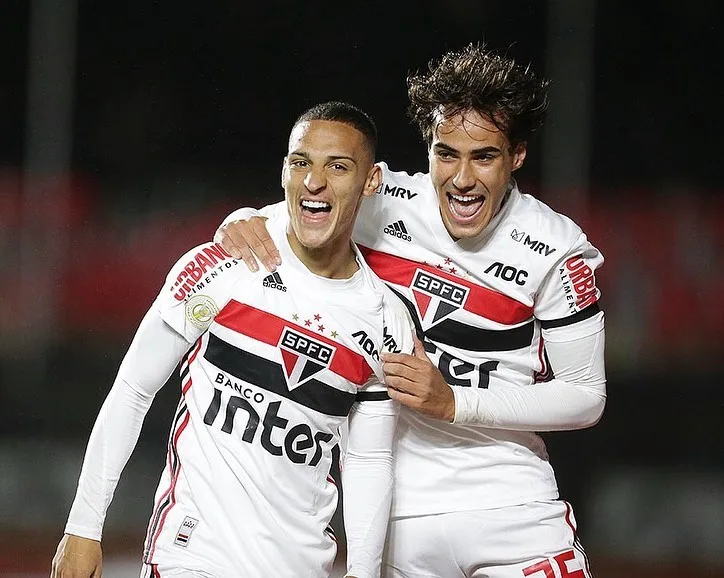 São Paulo vence o Vasco e mantém vantagem no sexto lugar do Brasileirão