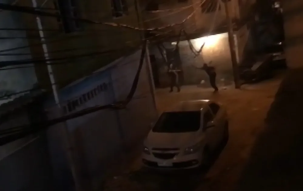 Troca de tiros entre policiais e criminosos resulta em dois detidos em Cariacica