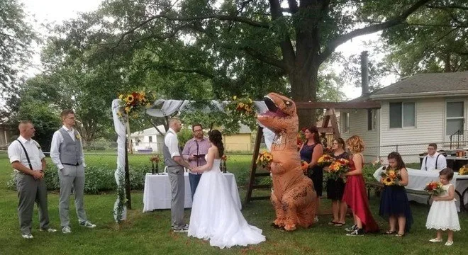 Irmã de noiva rouba a cena ao se fantasiar de dinossauro em cerimônia de casamento