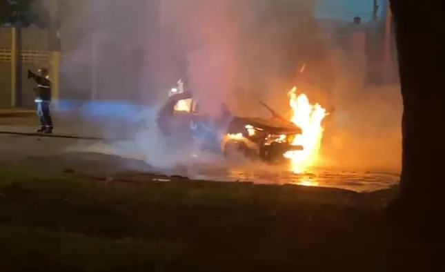 VÍDEO | Carro é incendiado após motorista atropelar motoboy e fugir do local em Vila Velha