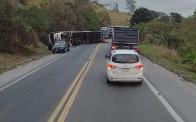 Carreta tomba e motorista fica ferido na BR-101 em Ibiraçu