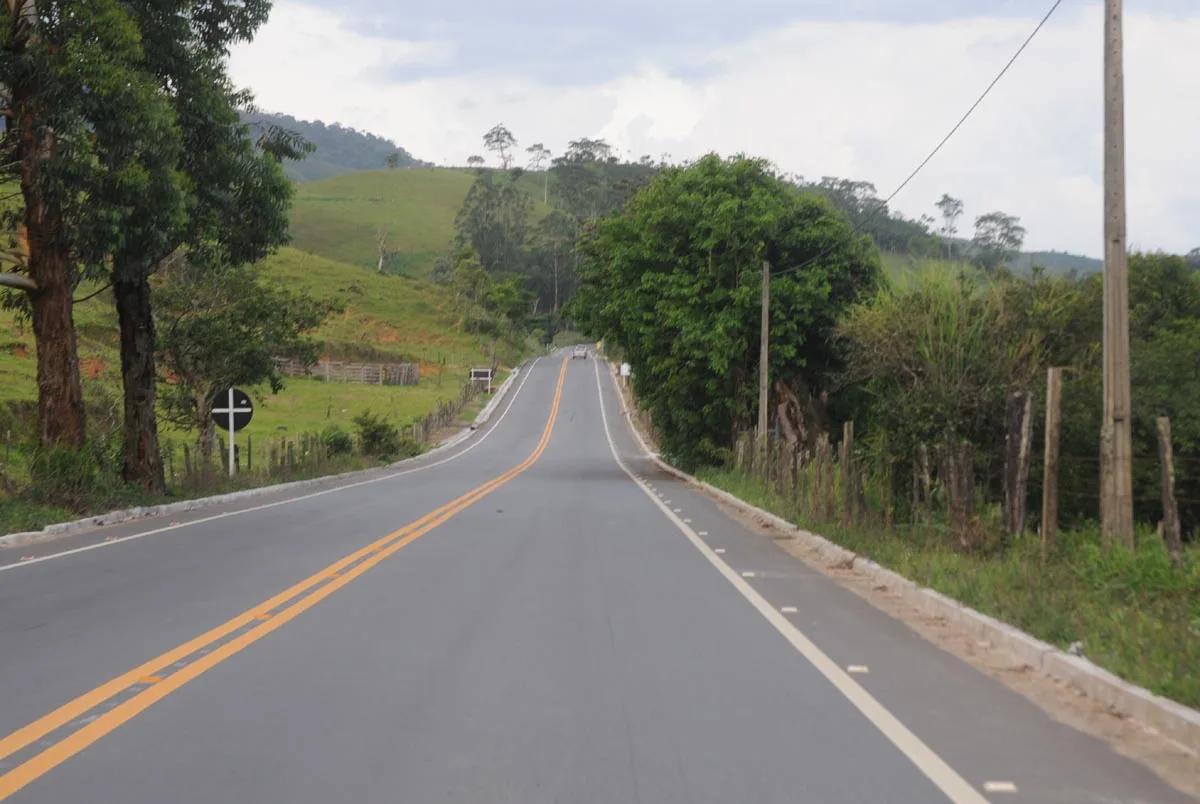 Motociclista tenta desviar de veículo e bate de frente com caminhão em Cachoeiro