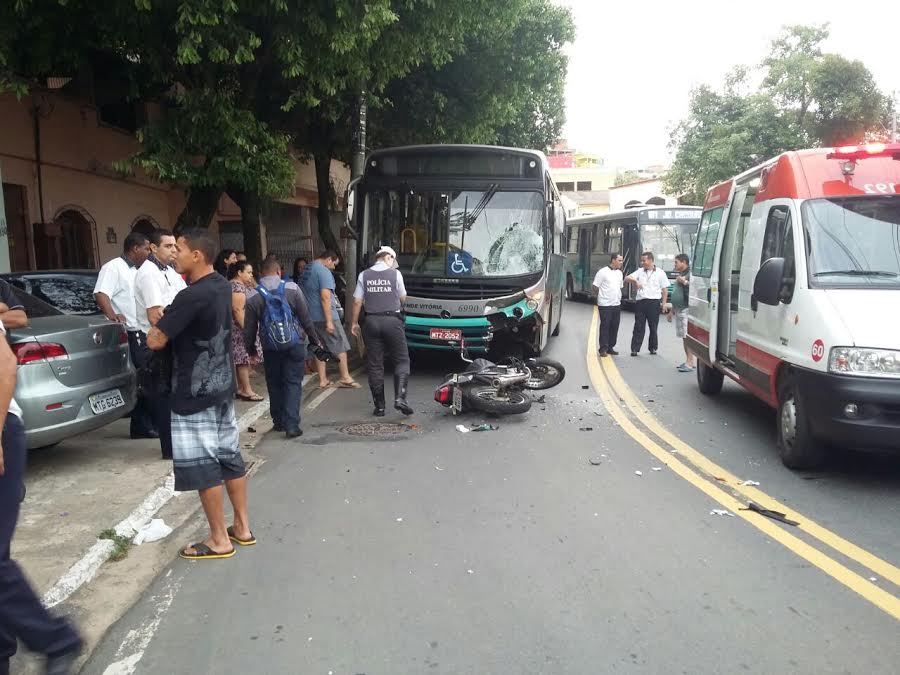 Motociclista bate em ônibus e morre no bairro Mário Cypreste, em Vitória