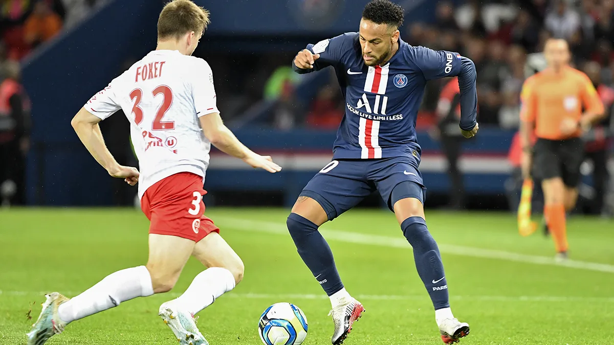 Paris Saint-Germain’s Brazilian forward Neymar (R) vies with Reims’ Belgian midfielder Thomas Foket during the French L1 football match between Paris Saint-Germain and Stade de Reims at the Parc des Princes stadium in Paris on September 25, 2019. (Photo by Bertrand GUAY / AFP)