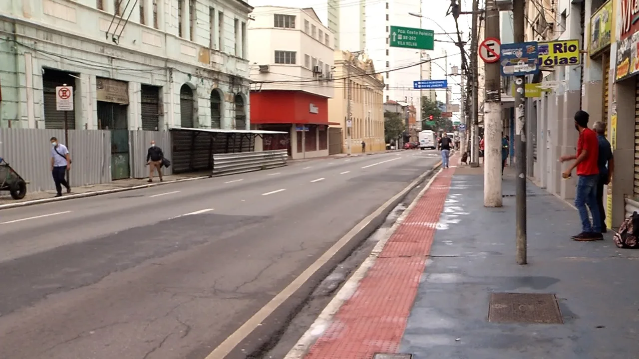 Quatro pessoas são esfaqueadas em ponto de ônibus durante assalto no Centro de Vitória