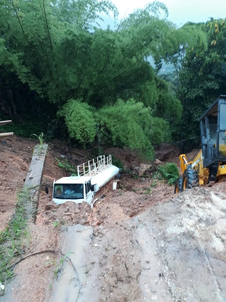 Chuva causa estragos em Domingos Martins